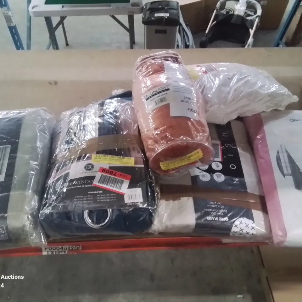 LOT CONTAINING VARIOUS CURTAINS (SIZES AND COLOURS VARY)