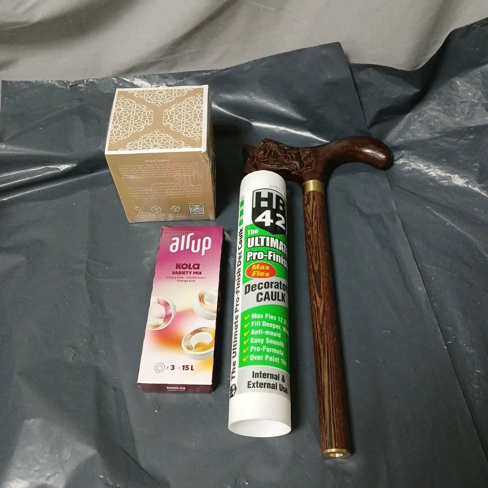 APPROXIMATELY 15 ASSORTED HOUSEHOLD ITEMS TO INCLUDE CARVED WOODEN CANE HEAD, AIR UP KOLA VARIETY MIX, DECORATORS CAULK, ORIENTAL OIL BURNER ETC