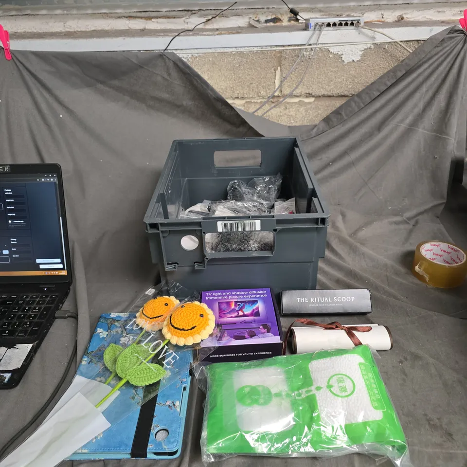 APPROXIMATELY 10 ITEMS OF ASSORTED ELECTRONICS & ACCESSORIES  – MIXED LOT INCLUDING HOUSEHOLD ITEMS .