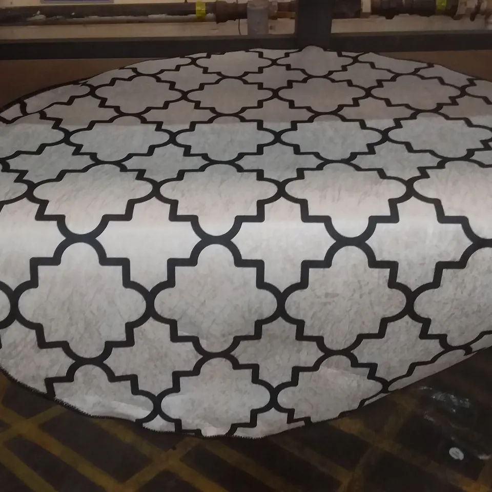 PATTERNED BLACK AND WHITE BATH MAT
