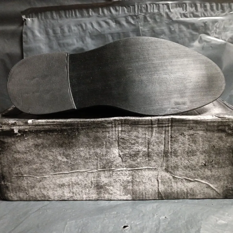 BOXED PAIR OF UNBRANDED LACE UP SHOES IN BLACK SIZE UNSPECIFIED