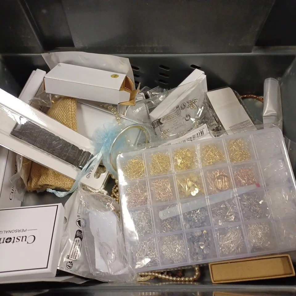 BOX TO CONTAIN APPROX. 25 X ASSORTED ITEMS OF JEWELLERY. INCLUDES NECKLACES, BRACELETS, EARRINGS ETC 