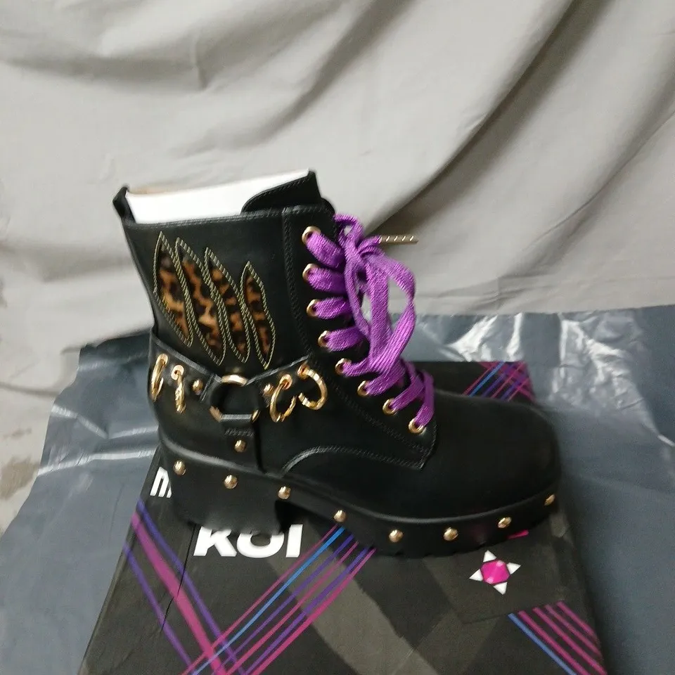 KOI MONSTER HIGH LUCIA WEREWOLF MILITARY STUDDED BLACK BOOTS BOXED SIZE 8