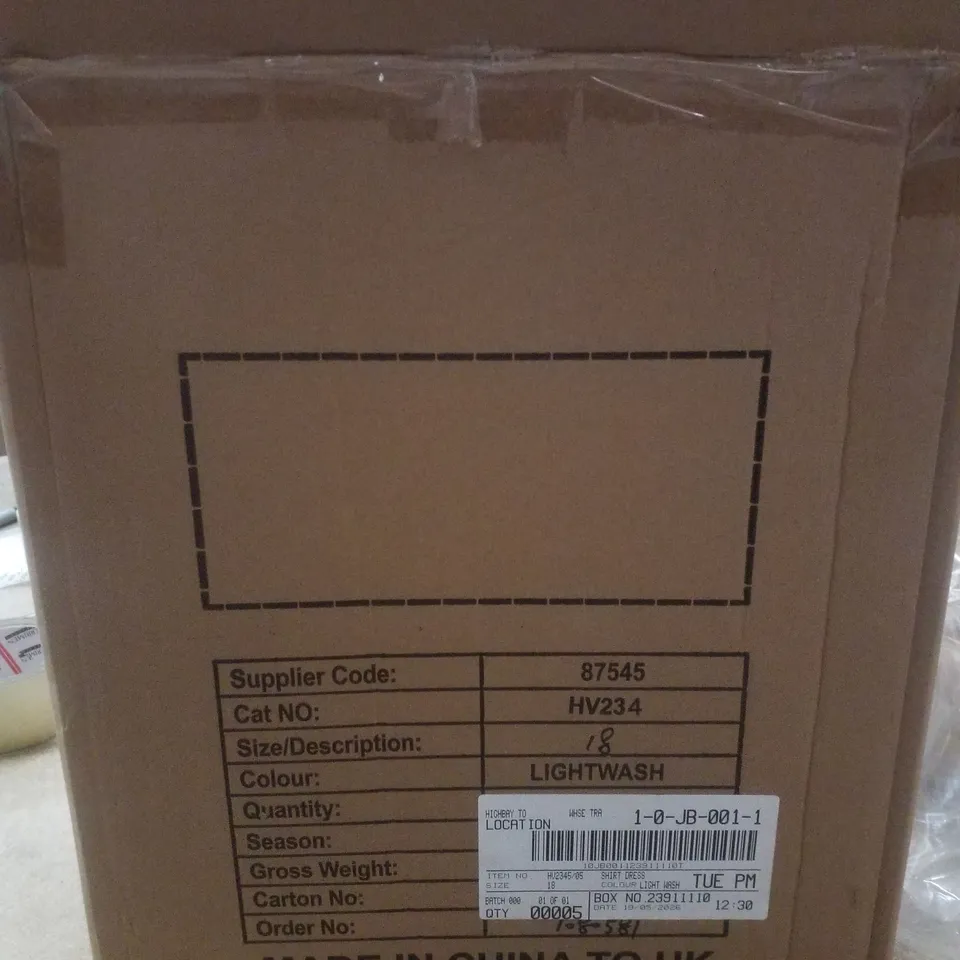 BOX CONTAINING APPROXIMATELY 5 BRAND NEW J D WILLIAMS LIGHT WASH SHIRT DRESSES - SIZE 18
