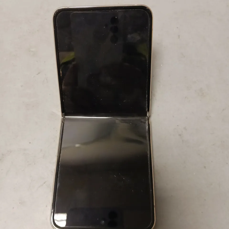 SAMSUNG GALAZY Z-FLIP PHONE