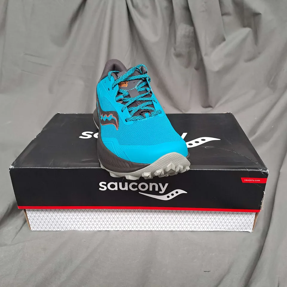 BOXED PAIR OF SAUCONY TRAINERS IN BLUE/GREY SIZE 8