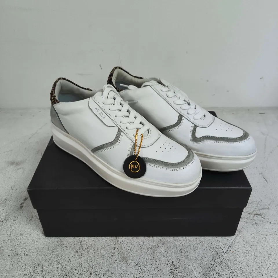 NV WHITE LEATHER TRAINERS WITH GREY OVERLAY & LEOPARD PRINT HEEL – UK 7