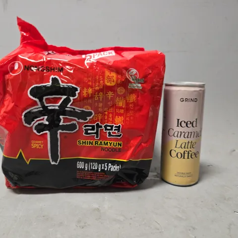 APPROXIMATELY 3 ASSORTED FOOD & DRINK ITEMS TO INCLUDE - GRIND ICED CARAMEL LATTEE COFFEE , NONGSHIM SHIN RAMYUN NOODLE 