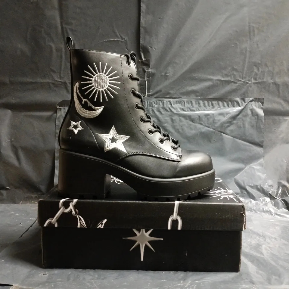 BOXED PAIR OF KOI ASTRO SILVER STAR & MOON CHUNKY BOOTS IN BLACK SIZE UK 5