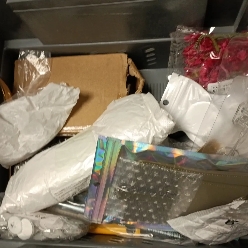 APPROXIMATELY 12 ASSORTED HOUSEHOLD ITEMS TO INCLUDE DRAWER LOCKS, ELECTRIC MILK FROTHER, CUTLERY, ETC