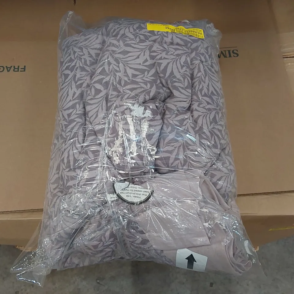 BAGGED CONTRAST LEAF PRINT BEDSPREAD - 195 x 229CM