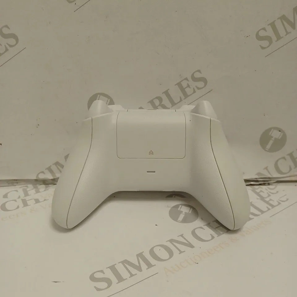 XBOX CONSOLE CONTROLLER - WHITE.