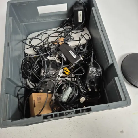 TOTE OF APPROXIMATELY 10 ASSORTED ITEMS TO INCLUDE: BT ROUTER 