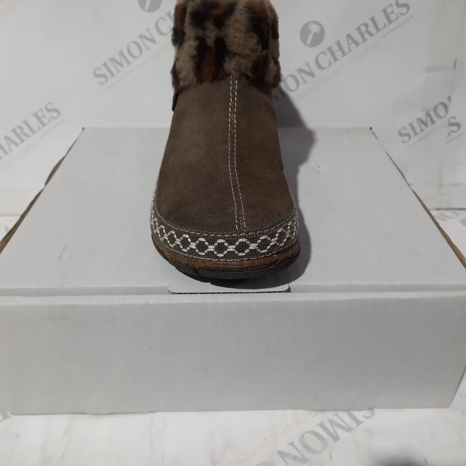 BOXED PAIR OF EARTH ORIGINS EMMALYN SUEDE HOUSE BOOTIE SLIPPERS IN CHOCOLATE SIZE 5