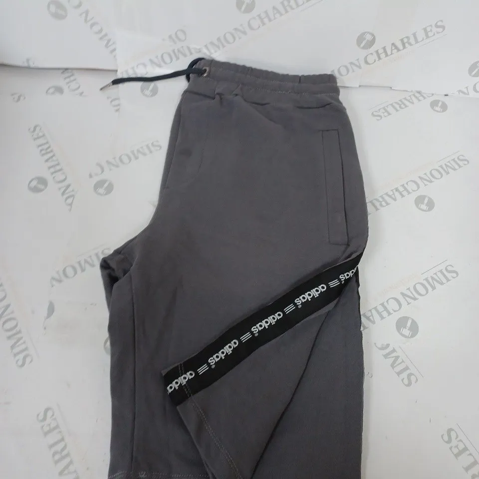 ADIDAS CASUAL SHORTS SIZE L