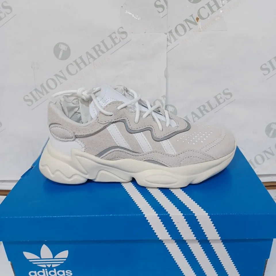BOXED PAIR OF ADIDAS OZWEEGO CHILDRENS TRAINERS - WHITE / SIZE: CHILDS 13.5 UK 