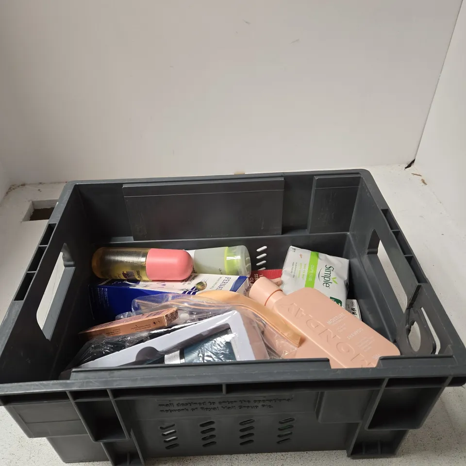 TOTE OF APPROXIMATELY 10 ASSORTED BEAUTY PRODUCTS INCLUDING AN ELECTRIC RAZOR, MONDAY SHAMPOO AND SOAP & GLORY FRAGRANCE MIST 