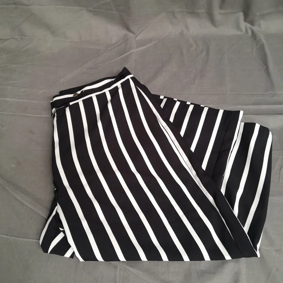CULOTTES WIDE LEG CROPPED TROUSERS IN BLACK AND WHITE STRIPES SIZE UNSPECIFIED