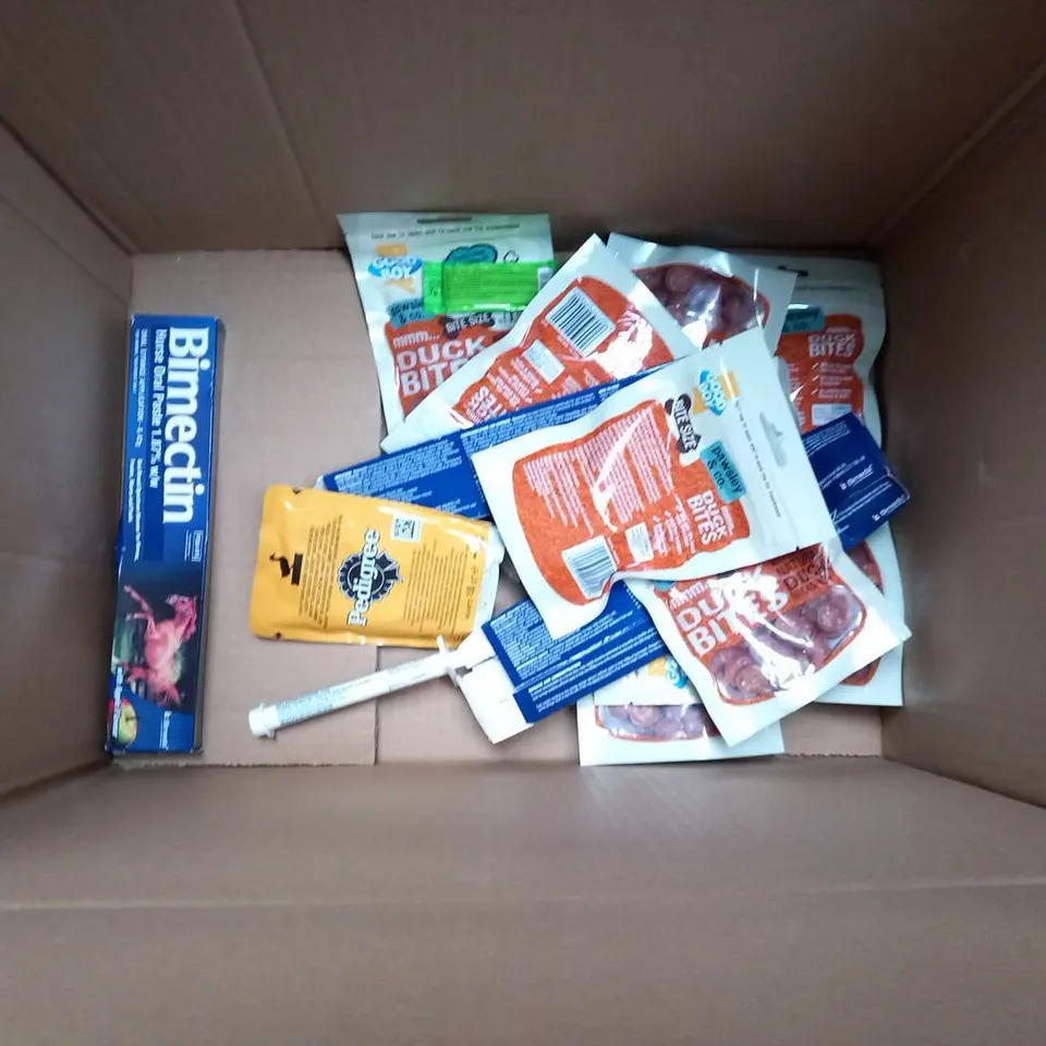 APPROXIMATELY 18 ASSORTED PET SUPPLIES TO INCLUDE FOOD, TREATS AND MEDICINES