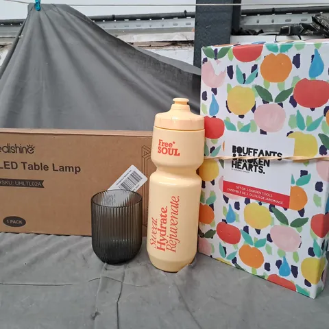 APPROXIMATELY 20 ASSORTED HOUSEHOLD PRODUCTS TO INCLUDE LED TABLE LAMP, DRINKING BOTTLE AND A GARDEN TOOL SET