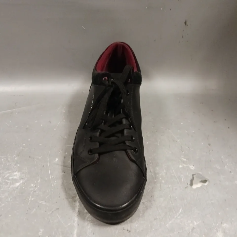 TOMMY HILFIGER HI VULC CLEAT LOW TOP - SIZE 45 