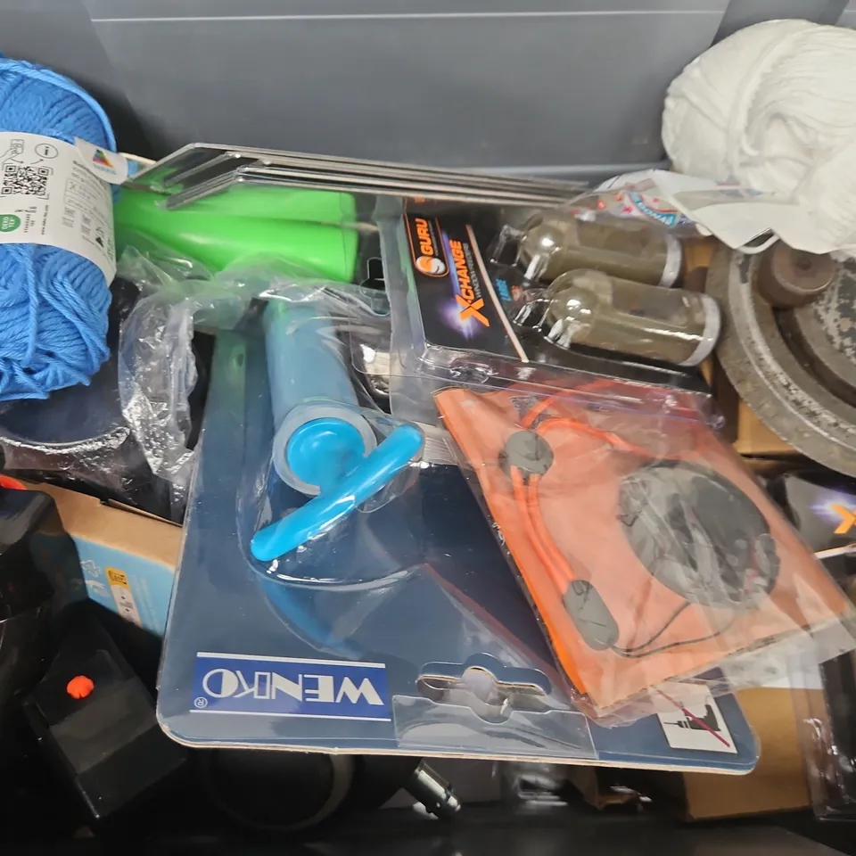 APPROXIMATELY 15 ASSORTED HOUSEHOLD ITEMS TO INCLUDE PILL BOX, STRING, LOO ROLL HOLDER, ETC