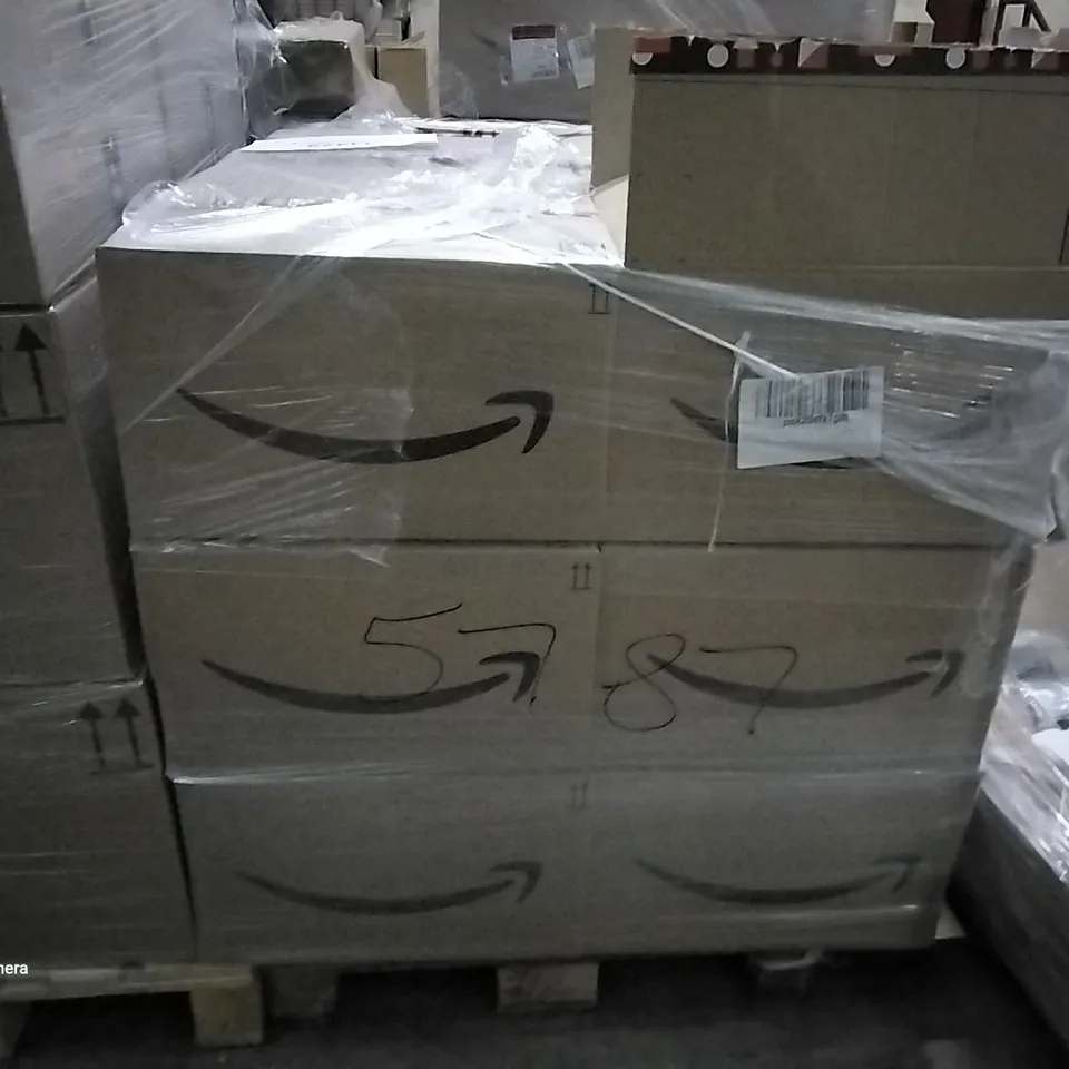PALLET OF ASSORTED ITEMS INCLUDING MARBLE RUN SET, GOLF BALLS, EXPANDABLE SLEEVING, CHRISTMAS GNOME WITH LIGHTING, JUSTIN BIEBER NECKLACE, OVEN MITTS