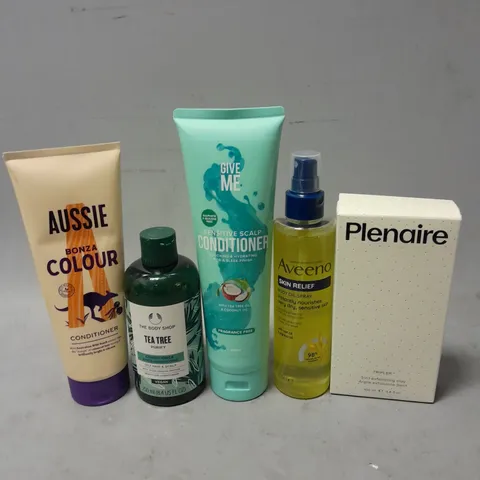 APPROXIMATELY 20 ASSORTED HEALTH & BEAUTY ITEMS TO INCLUDE - AUSSIE BONZA COLOUR CONDITIONER, AVEENO SKIN RELIEF BODY OIL AND GIVE ME CONDITIONER