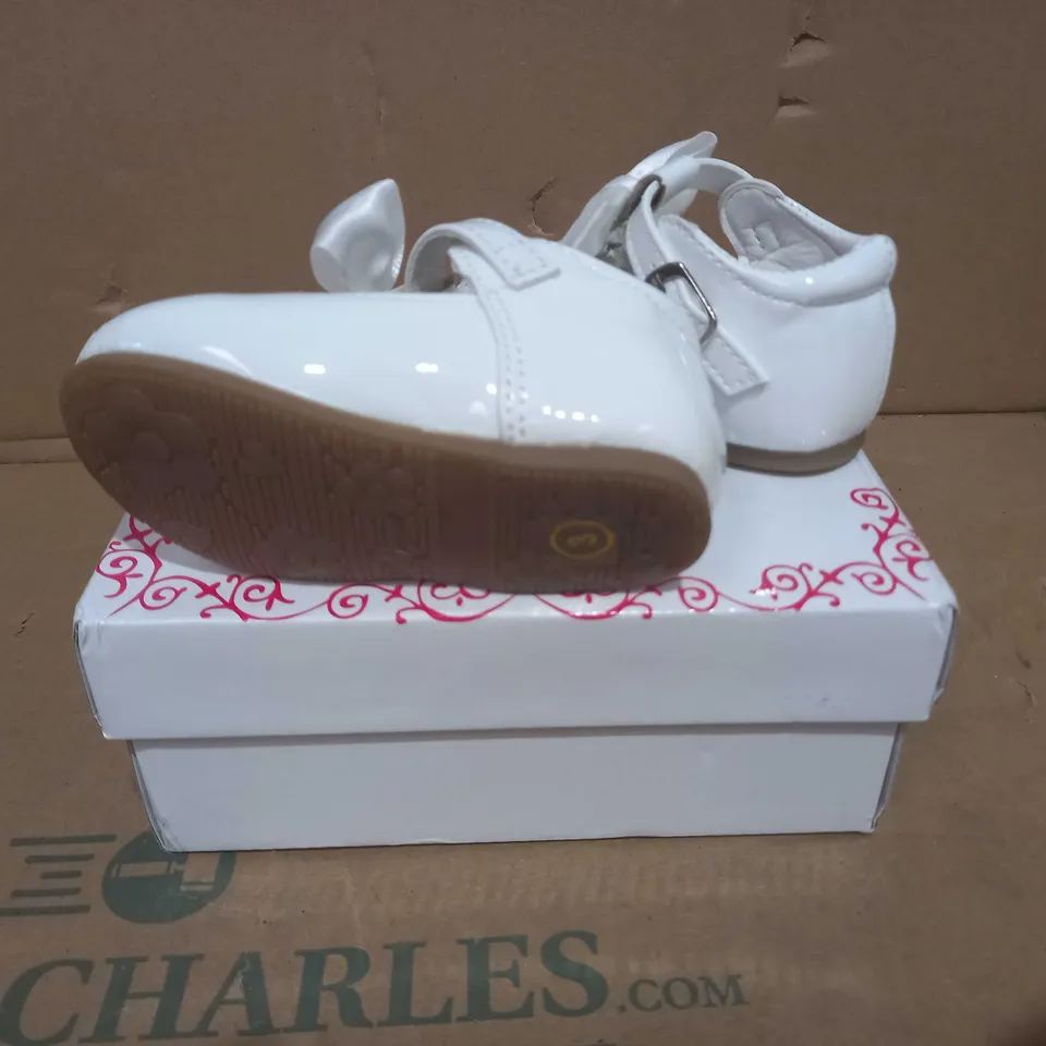 BOXED PAIR OF MELIA BABY SHOES IN WHITE UK SIZE 3