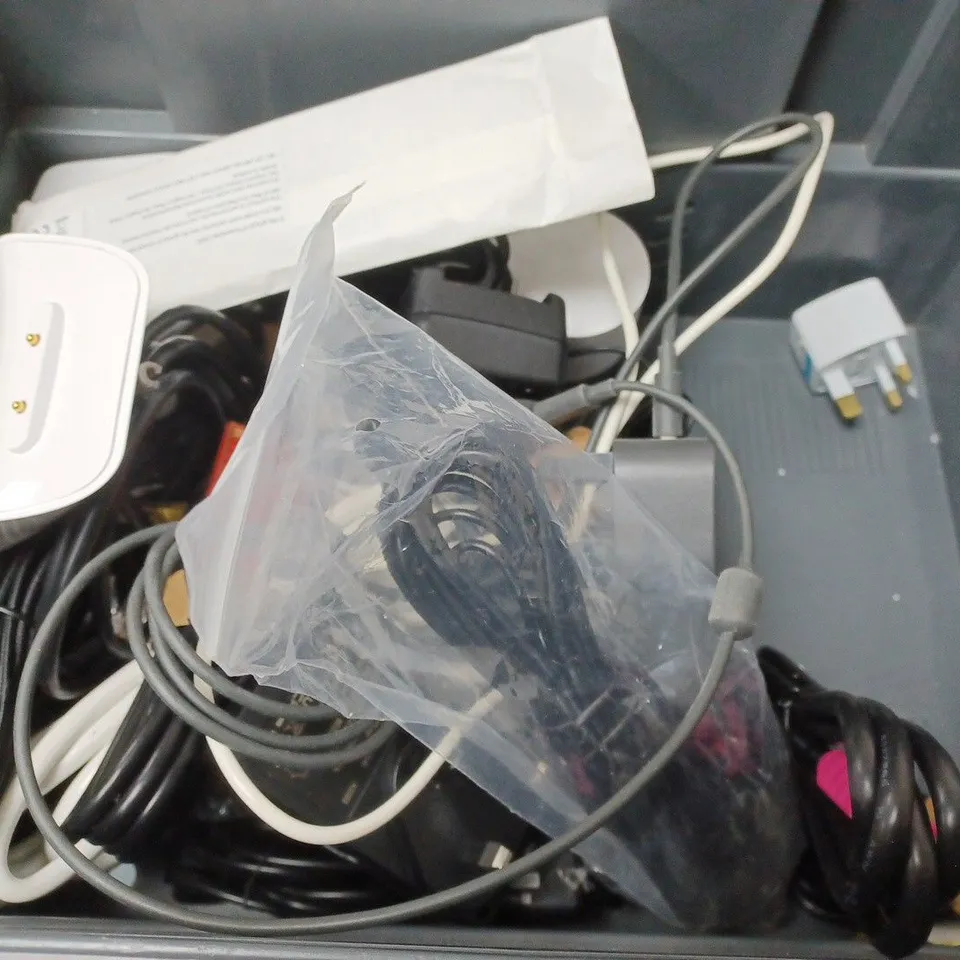 BOX OF APPROXIMATELY 12 ASSORTED ITEMS TO INCLUDE - LOGITECH WIRELESS MOUSE , NAVANI TONGUES , EE TC BOX MINI ETC 