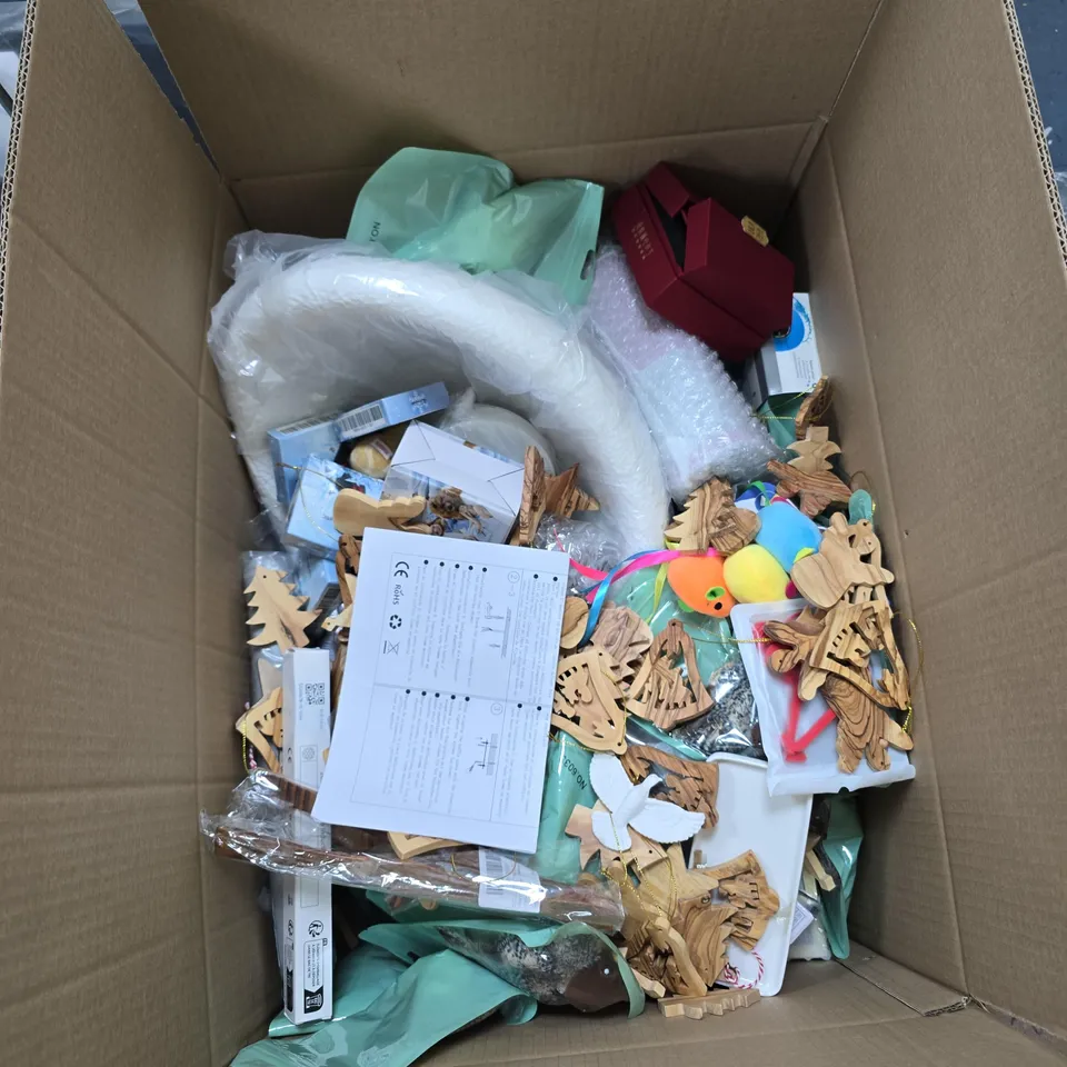 BOX OF APPROXIMATELY 25 ASSORTED ITEMS TO INCLUDE:CAT CALENDAR AND SOLAR SECURITY LIGHTS