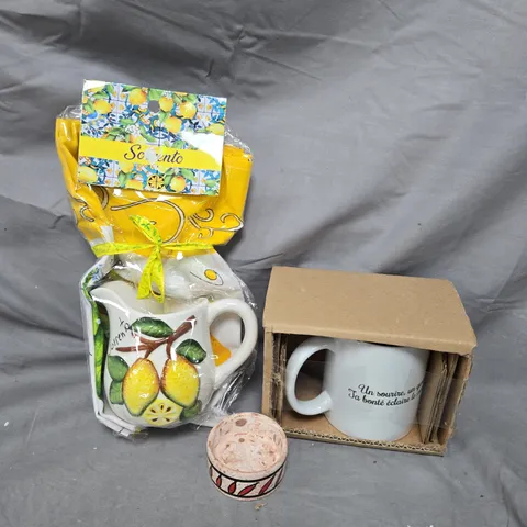 TOTE OF APPROXIMATELY 10 HOUSEHOLD KITCHENWARE ITEMS TO INCLUDE MUGS, GRAVY JUG AND TABLE LAMP
