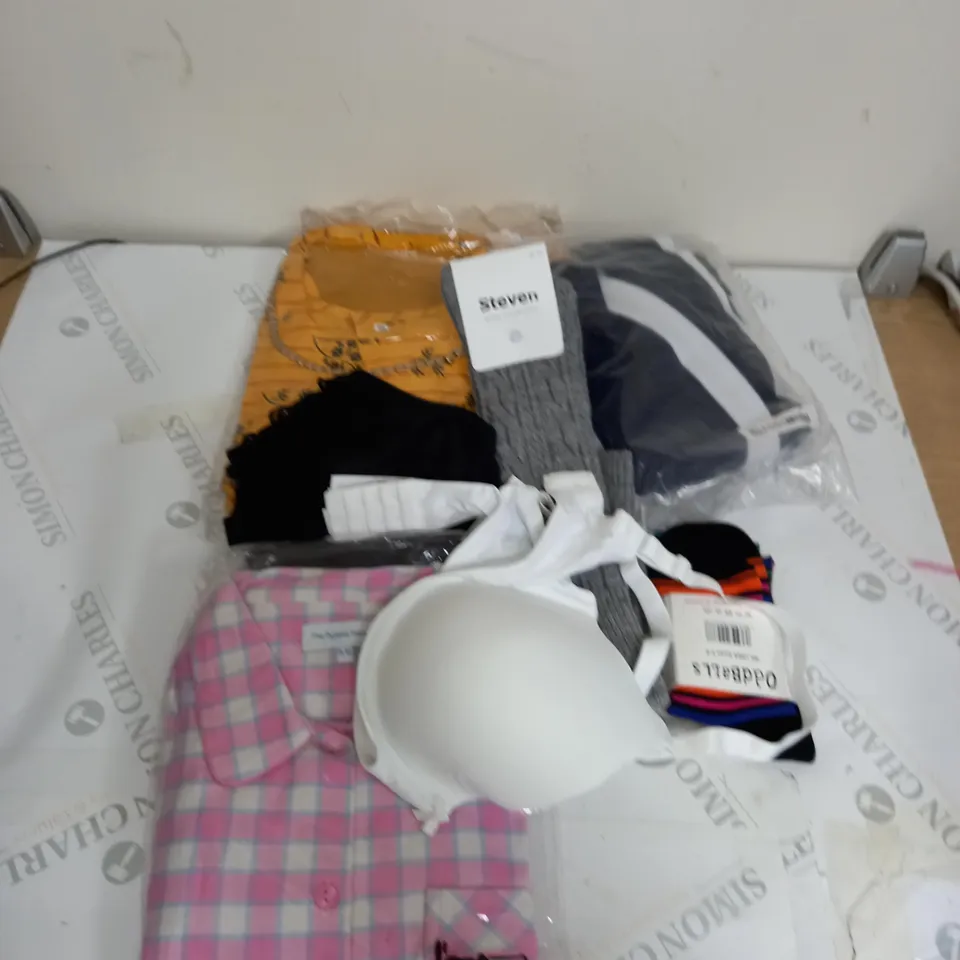 BOX OF APPROXIMATELY 20 CLOTHING ITEMS TO INCLUDE PYJAMAS, UNDERWEAR, TOPS ETC 