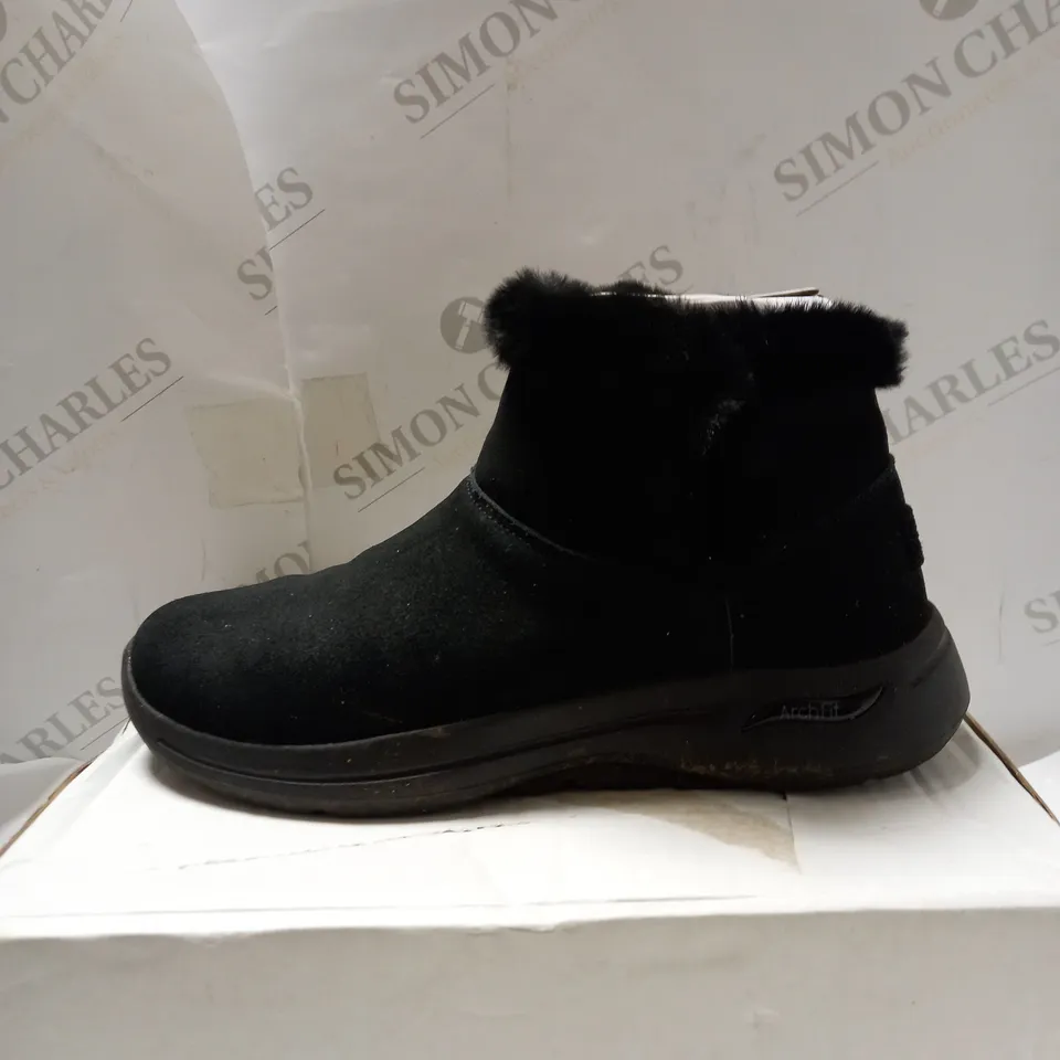 SKECHERS GO WALK ARCH FIT SUEDE CHUGGA BOOT BLACK - UK SIZE 5