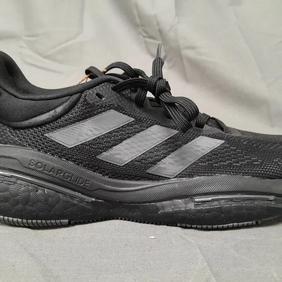 PAIR OF ADIDAS SOLARGLIDE 6 TRAINERS IN BLACK UK SIZE 6.5