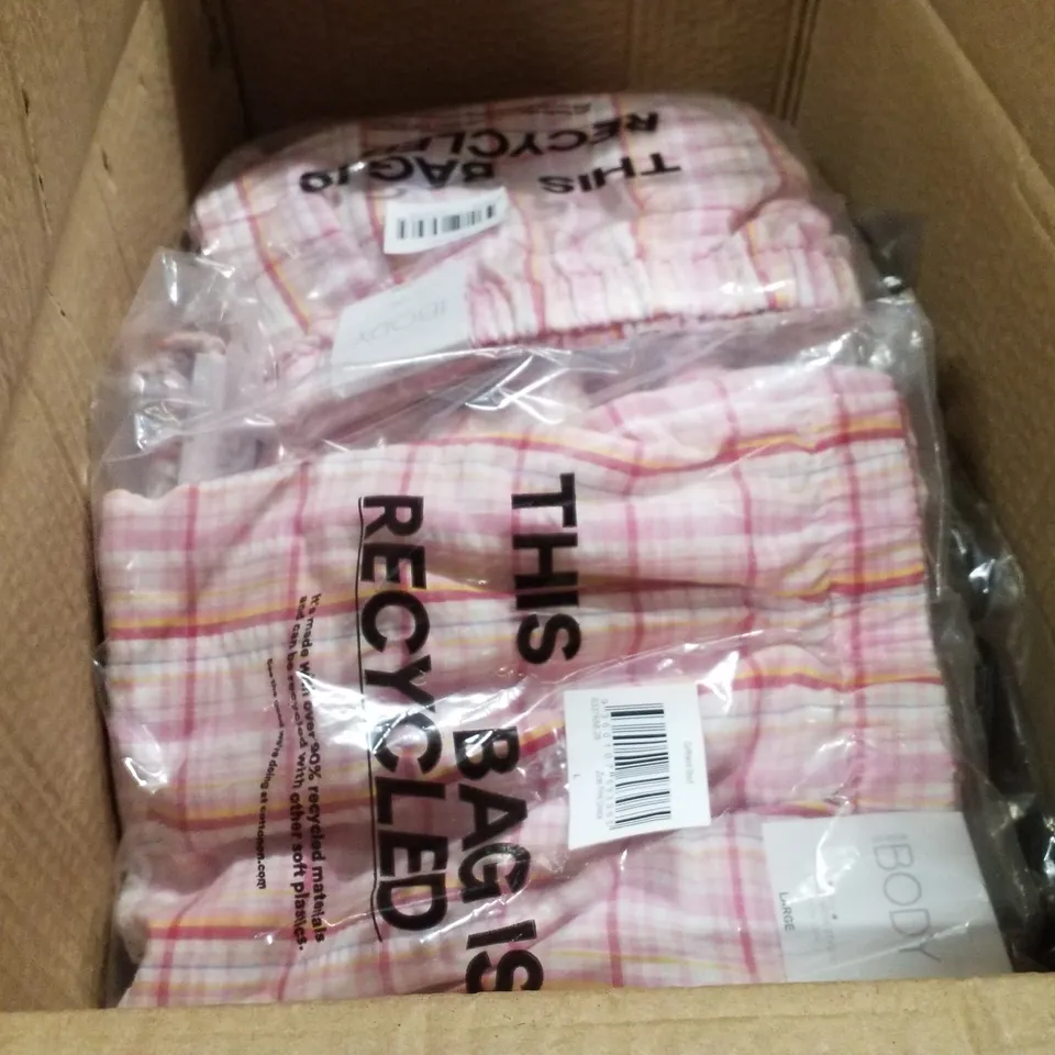 PALLET CONTAINING ASSORTED BRAND CLOTHING INCLUDING JEANS, GIRLFRIEND SHORTS & ACTIVE GEAR