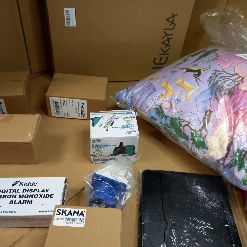 LARGE BOX OF APPROXIMATELY 20 ASSORTED HOUSEHOLD ITEMS TO INCLUDE: JOURNAL, ASSORTED BOXED ITEMS, CUSHION