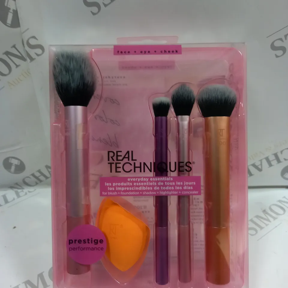 BOXED REAL TECHNIQUES EVERYDAY ESSENTIALS SET