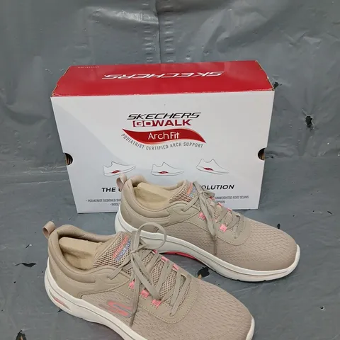 BOXED PAIR OF SKECHERS GO WALK ARCHFIT WOMENS LACE UP TRAINER BEIGE UK 7