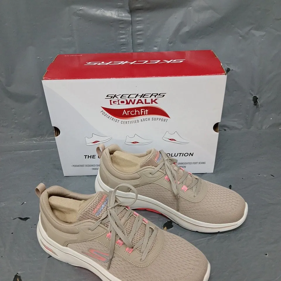 BOXED PAIR OF SKECHERS GO WALK ARCHFIT WOMENS LACE UP TRAINER BEIGE UK 7