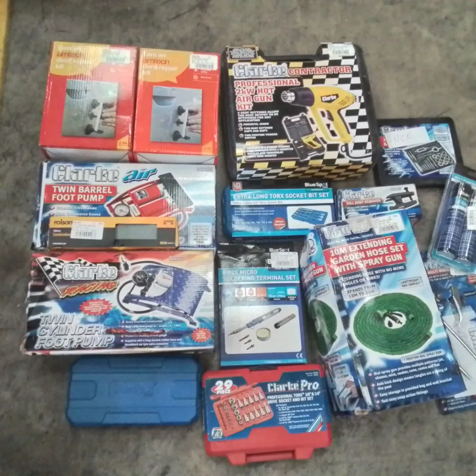 MIXED BOX OF TOOLS AND MACHINERY EQUIPMENT TO INCLUDE:  CLARKE FOOT PUMPS, DENT REPAIR KITS, 10M EXTENDING HOSE PIPE, PROFESSIONAL HOT AIR GUN ETC.