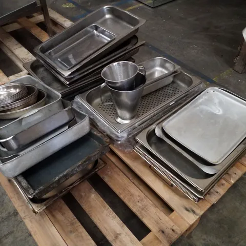 PALLET CONTAINING APPROXIMATELY 40 ASSORTED TRAYS 
