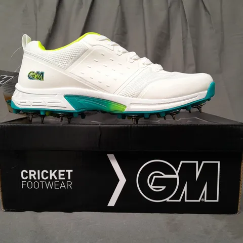 BOXED PAIR OF GM AION SPIKE CRICKET SHOES IN WHITE/BLUE/LIME UK SIZE 10