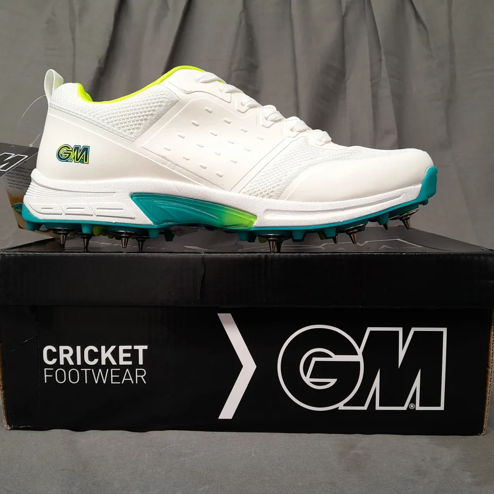 BOXED PAIR OF GM AION SPIKE CRICKET SHOES IN WHITE/BLUE/LIME UK SIZE 10