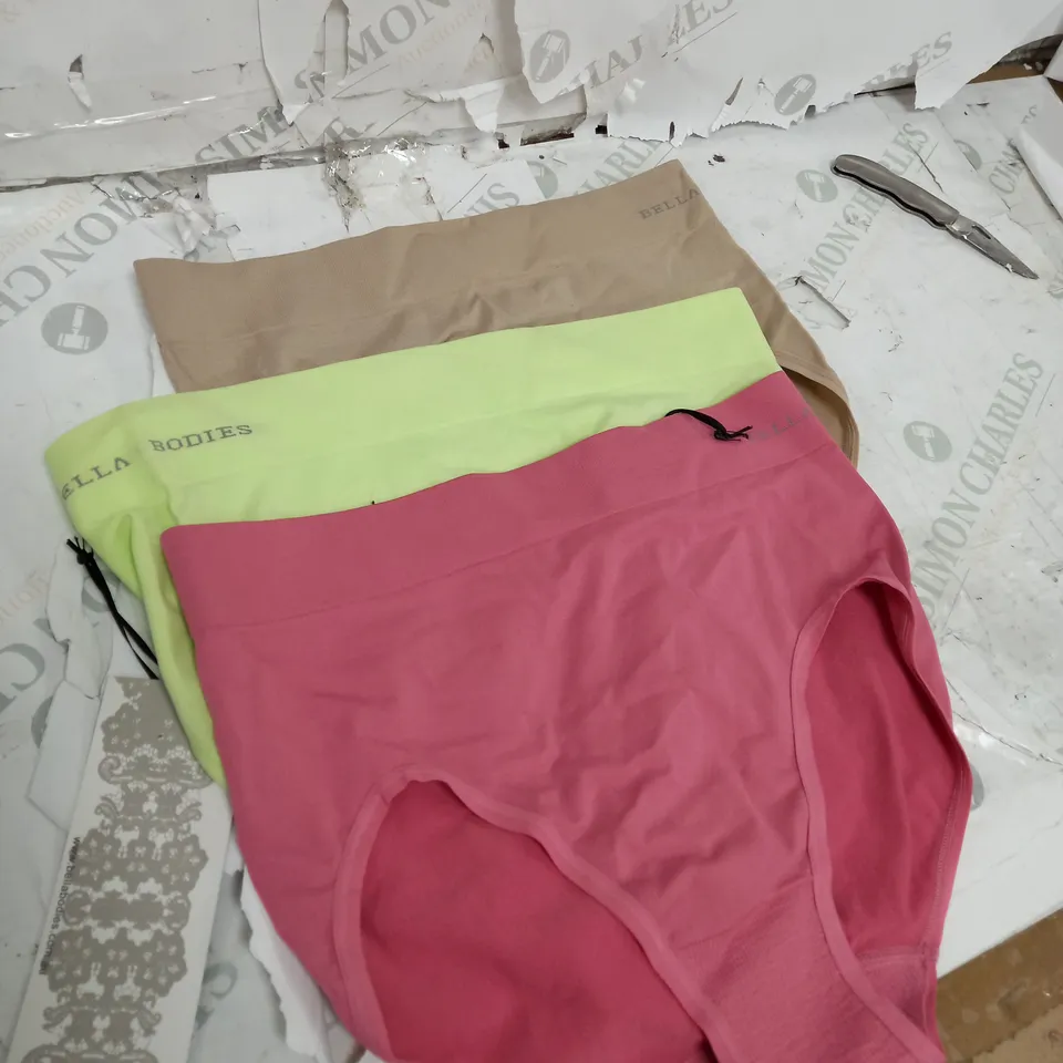 BOX OF APPROXIMATELY 20 GYM WOMENS CLOTHING ITEMS TO INCLUDE SHORTS, PANTS, TOPS ETC