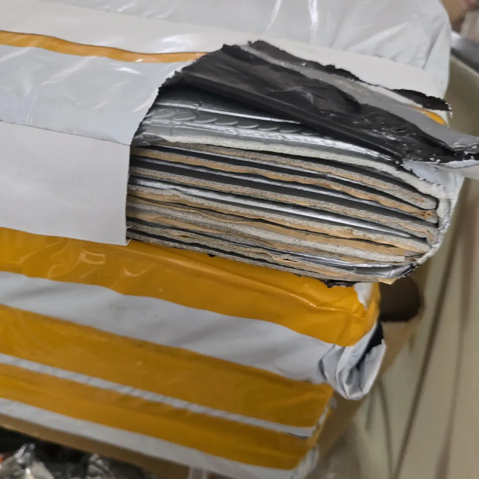 CAGE OF APPROXIMATELY 10 ASSORTED HOUSEHOLD ITEMS TO INCLUDE - CLEAR PLASTIC TUB , FOAM GREY WAL PADDING , BLIND ETC
