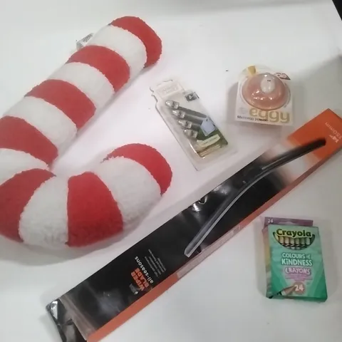 PALLET TO CONTAIN FLUFFY CANDY CANE, YANKEE CANDLE CAR VENT STICK,EGG POACHER,CRAYONS AND A LARGE AMOUNT OF ASSORTED ITEMS....