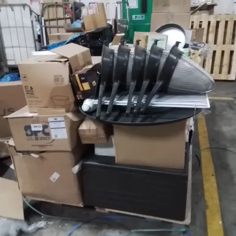 PALLET CONTAINING A VERY LARGE QUANTITY OF ASSORTED CATERING PRODUCTS INCLUDING: VACUUM DECANTERS, TOMATOES WEDGER, CHEF'S CLOTHES, GLASSES, TEA ECT