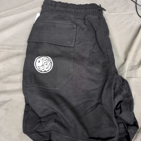 BLACK CARGO SHORTS WITH BACK PATCH LOGO – ELASTIC WAISTBAND