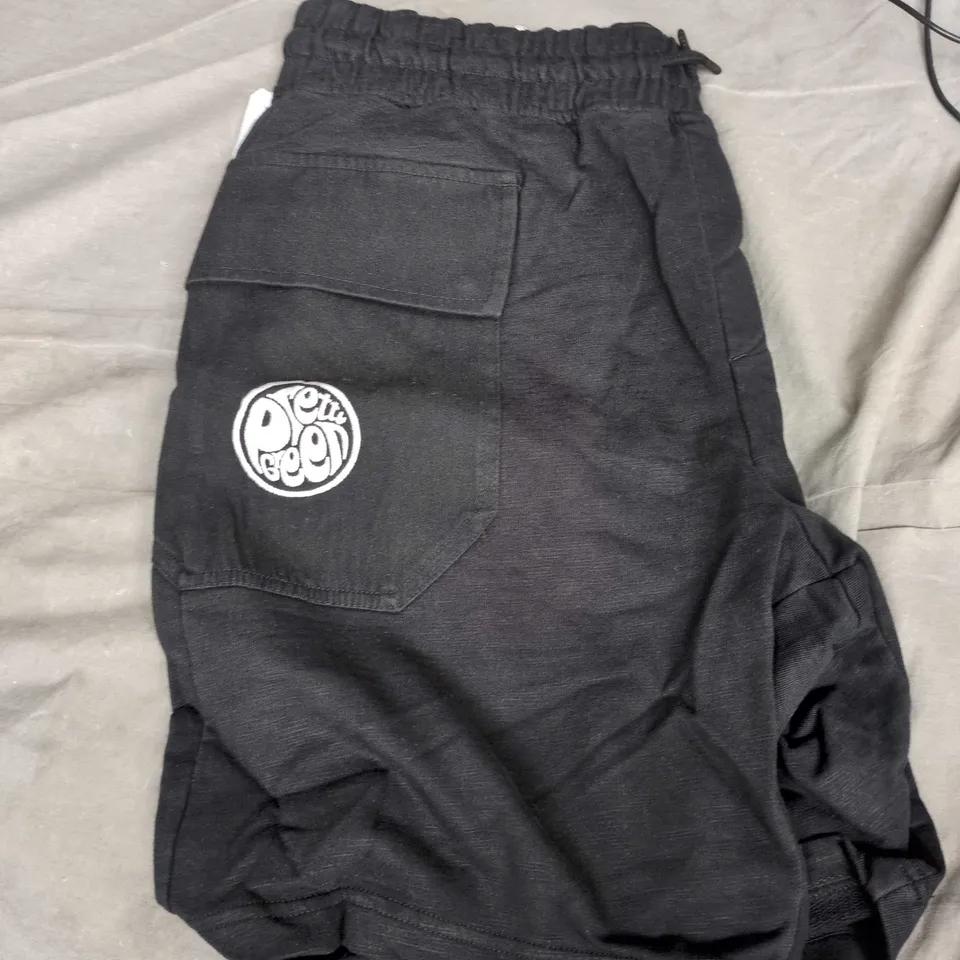 BLACK CARGO SHORTS WITH BACK PATCH LOGO – ELASTIC WAISTBAND